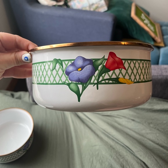 Vintage 80s Set of Regency Club Nesting Mixing Bowls White Enamelware w Flowers - Picture 3 of 7